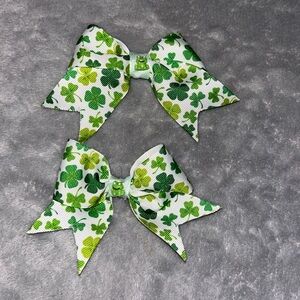 2 st. Patric day hair bows with frogs on it